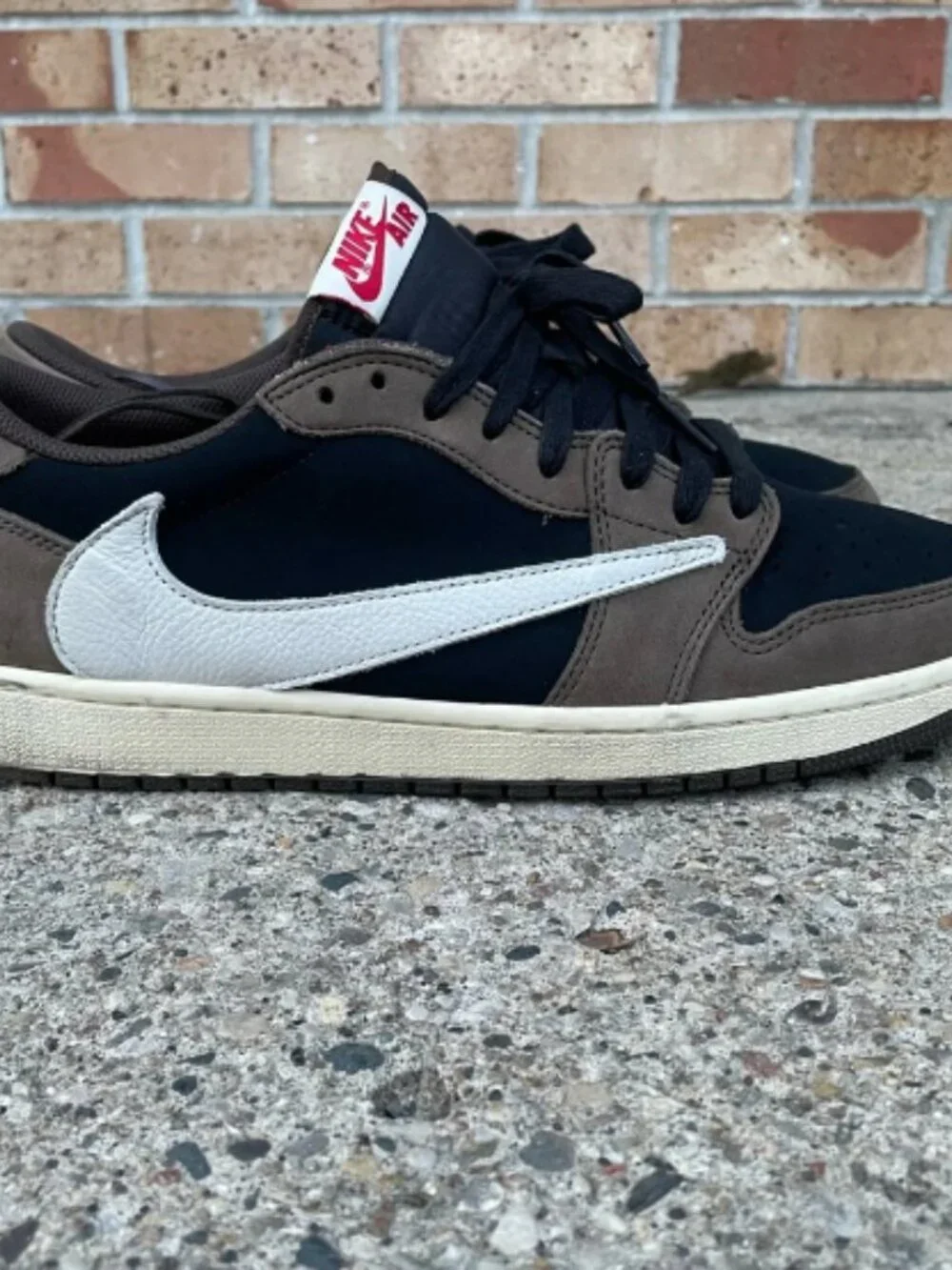 Jordan 1 Low Travis Scott